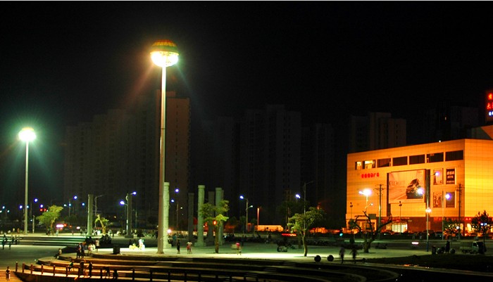 廣(guang)州員(yuan)村購(gòu)物(wù)購(gòu)物(wù)廣(guang)場(chang)LED高(gao)杆燈照明工(gong)程(cheng)
